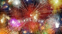 Ein bunter Feuerwerkskorb mit leuchtenden Funken und blühenden Effekten in verschiedenen Farben. Die Explosionen strahlen in alle Richtungen und erzeugen eine festliche Atmosphäre, die an Feierlichkeiten wie Silvester oder andere Feiertage erinnert.