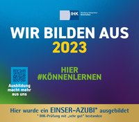 Ein Plakat der IHK Würzburg-Schweinfurt informiert über Ausbildungsangebote für 2023. Es enthält einen QR-Code mit dem Hinweis "Ausbildung macht mehr aus uns" und die Aufforderung "Hier #KÖNNENLERNEN". Zudem wird erwähnt, dass ein Auszubildender die IHK-Prüfung mit "sehr gut" bestanden hat.
