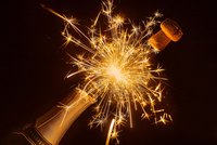 Sektkorken und Feuerwerkskörper knallen 