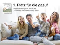 Eine fröhliche Familie sitzt auf einem Sofa und zeigt den Daumen nach oben. Der Text informiert über den 1. Platz für die gasuf, bayerischer Sieger in der Studie „Kundenfreundliche Rechnung 2020“. Ein Zertifikat bestätigt die Auszeichnung.