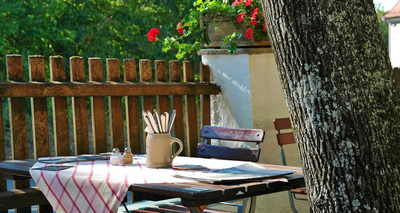 Tisch mit Tischdecke in einem Biergarten