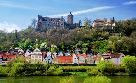 Malerische Ansicht von Marktheidenfeld mit Ortskern und Burgberg
