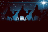 Drei silhouettierte Figuren reiten auf Kamelen durch eine sternenklare Nacht. Im Hintergrund leuchtet ein heller Stern. Die Szenerie vermittelt eine mystische und festliche Stimmung, die an die Reise der Heiligen Drei Könige erinnert.