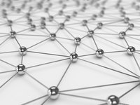 Ein Netz aus verchromten Kugeln, die durch dünne Verbindungen miteinander verbunden sind, erstreckt sich über eine helle Oberfläche. Die perspektivische Darstellung betont die Tiefe und Komplexität der Struktur, die ein Gefühl von Vernetzung und Interaktivität vermittelt.