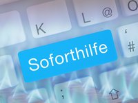 Das Bild zeigt eine Laptop-Tastatur mit einem hervorgehobenen blauen Schlüssel, auf dem das Wort „Soforthilfe“ steht. Dieser Schlüssel symbolisiert Unterstützung oder Hilfe, die schnell verfügbar ist.