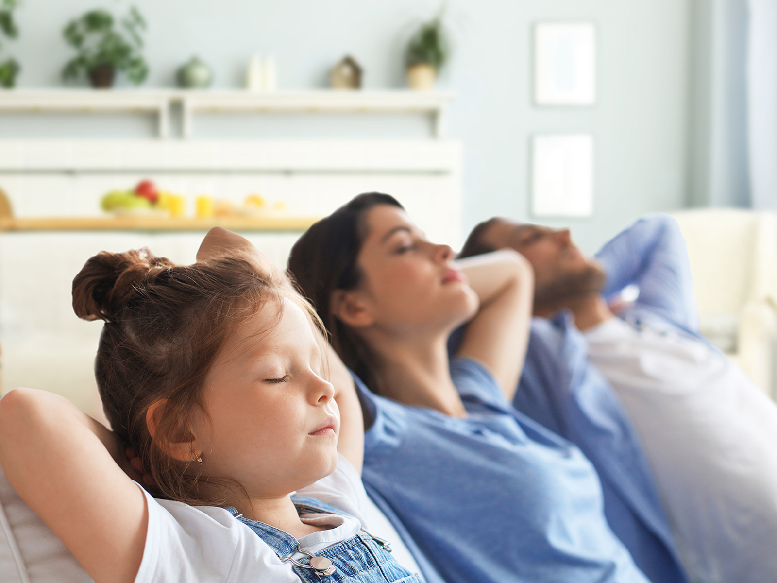 Entspannt junge Familie ausruhen und träumen über neue Heimat auf bequemen Sofa zusammen zu Hause, glücklich junge Eltern mit kleinen Tochter entspannen genießen Nickerchen entspannen oder meditieren